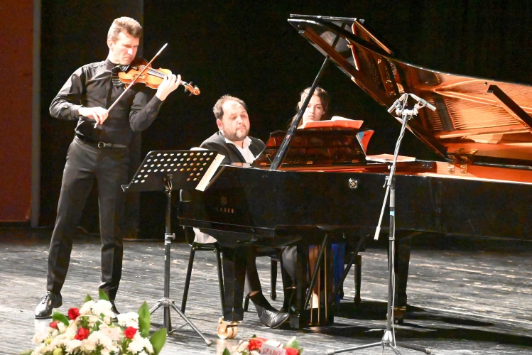 Концерт на цигуларя Светлин Русев и диригента Вахан Мардиросян